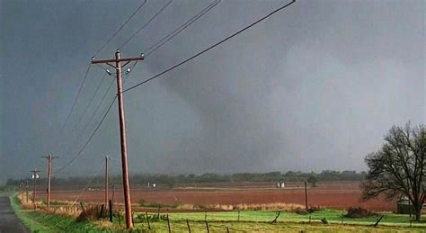 2 dead as severe storms, tornadoes move through central US